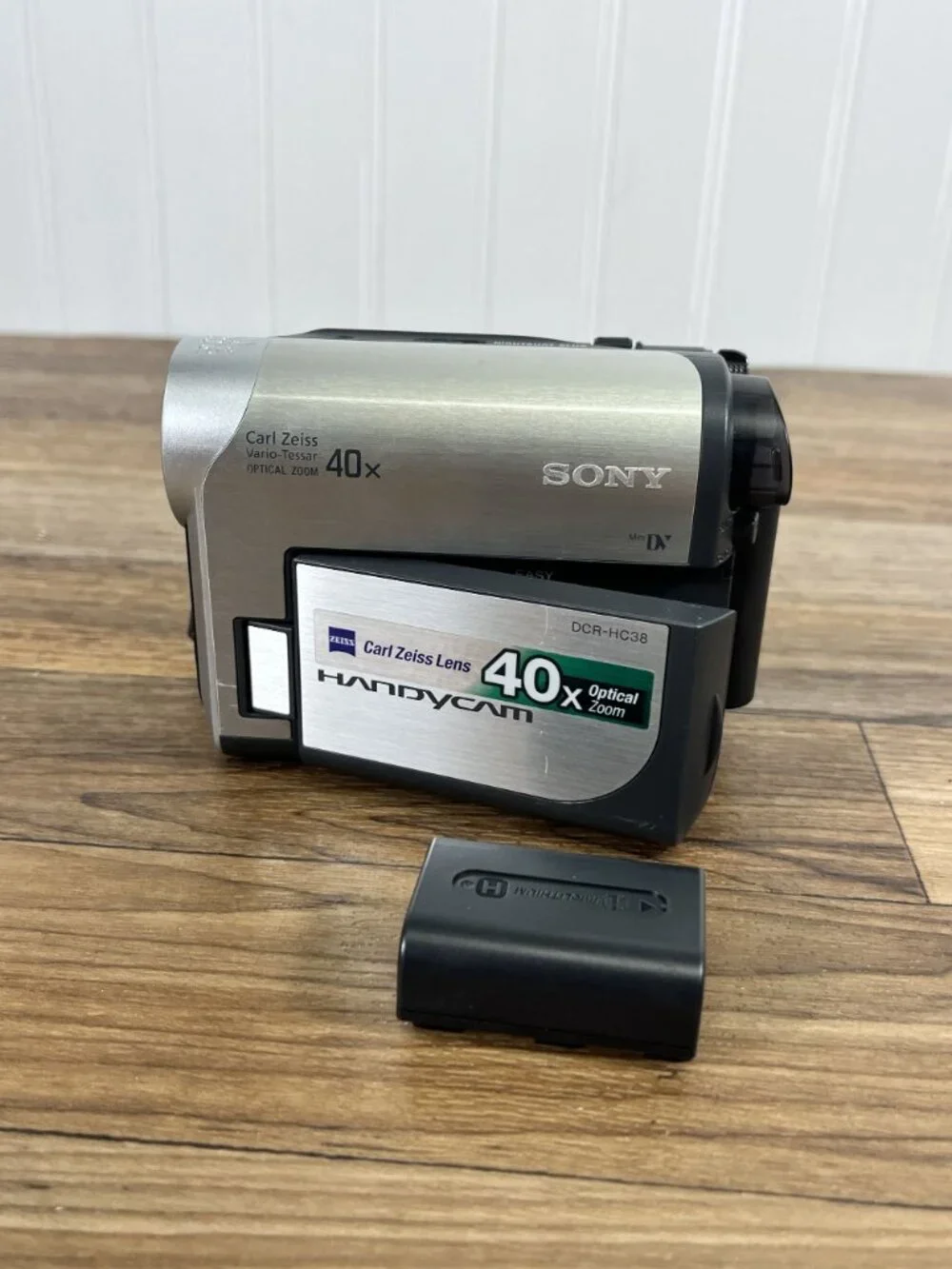 Sony Handycam DCR-HC38 Digital Video Camera MiniDv FOR PARTS READ